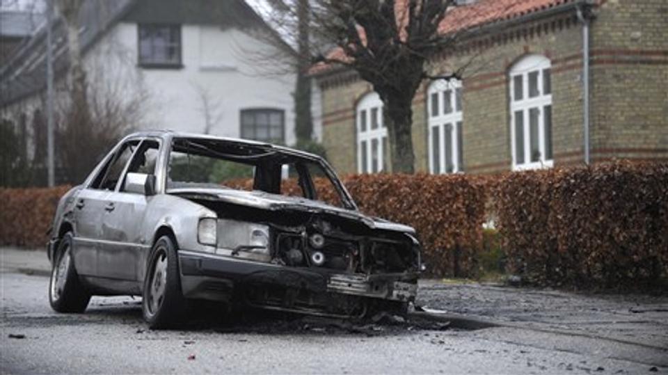 Denne bil brændte på Lemvigvej i Nørre Tranders. Foto: Michael Koch