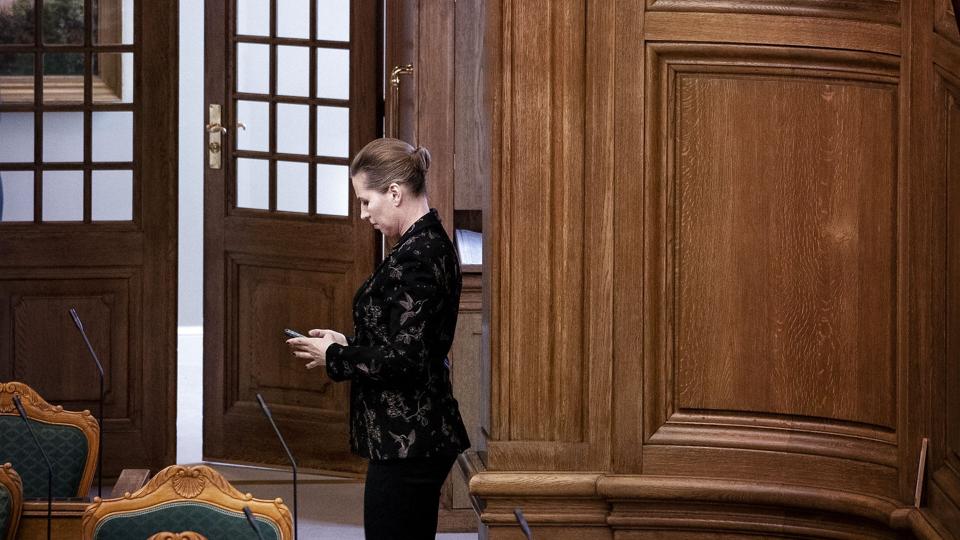 Møde i Folketingssalen. Statsminister Mette Frederiksen (S) skal blandt andet svare på, hvad statsministeren kan oplyse om den langsigtede plan for håndteringen af coronapandemien, genåbningen af det danske samfund og genopretningen af dansk økonomi. <i>Liselotte Sabroe/Ritzau Scanpix</i>