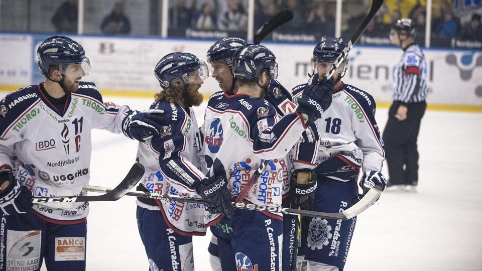 Trods hærværket kom Frederikshavn White Hawks fint fra start i finalen mod SønderjyskE og har her scoret til 1-0. Foto:Bente Poder