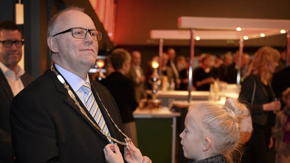 Borgmester i Aalborg gennem 16 år Henning G. Jensen ved sin afskedsreception i 2013, hvor barnebarnet Anne beundrer borgmesterkæden. Hun er i dag 15 år og et af de fire børnebørn, der spreder glæde i hans tilværelse.  Arkivfoto: Michael Bygballe <i>Michael Bygballe</i>