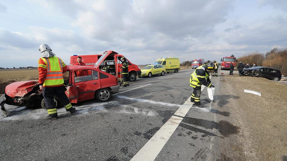 I forgrunden den mest beskadigede bil og til højre den anden uheldsbil, en nyere bil, der slap heldigede fra uheldet. Foto: Ole Iversen
