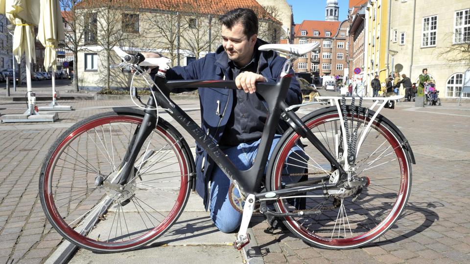 Christoffer Mørch er nu genforenet med sin cykel, som dog har fået nogle knubs undervejs.Foto: Michael Bygballe <i>Michael Bygballe</i>