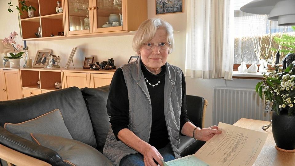 Inger Danielsen studerer sin ansættelseskontrakt fra 1965 og kan der læse, at månedslønnen det første læreår var på 390 kr., mens den i det sidste læreår var steget til 530 kr. Foto: Ole Torp <i>Ole Torp</i>