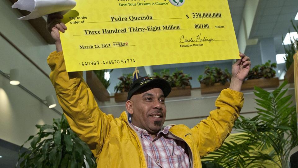 Pedro Quezada med checken på de knap to milliarder kroner. Foto: Scanpix <i>Scanpix Denmark</i>