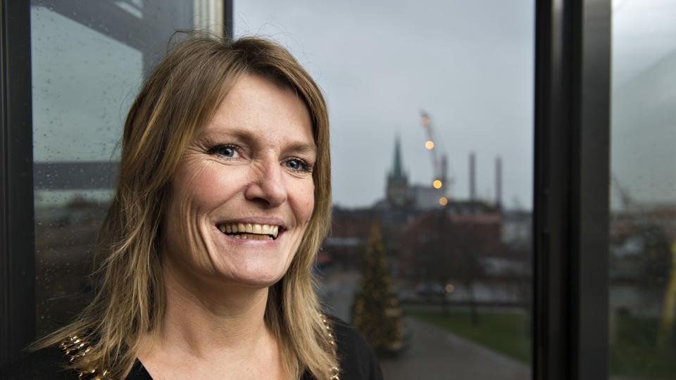 Birgit S. Hansen holder åbningstalen og Jens Varmløse tager sig af den musikalske underholdning til Østervrå. Foto: Hans Ravn. <i>Hans Ravn</i>