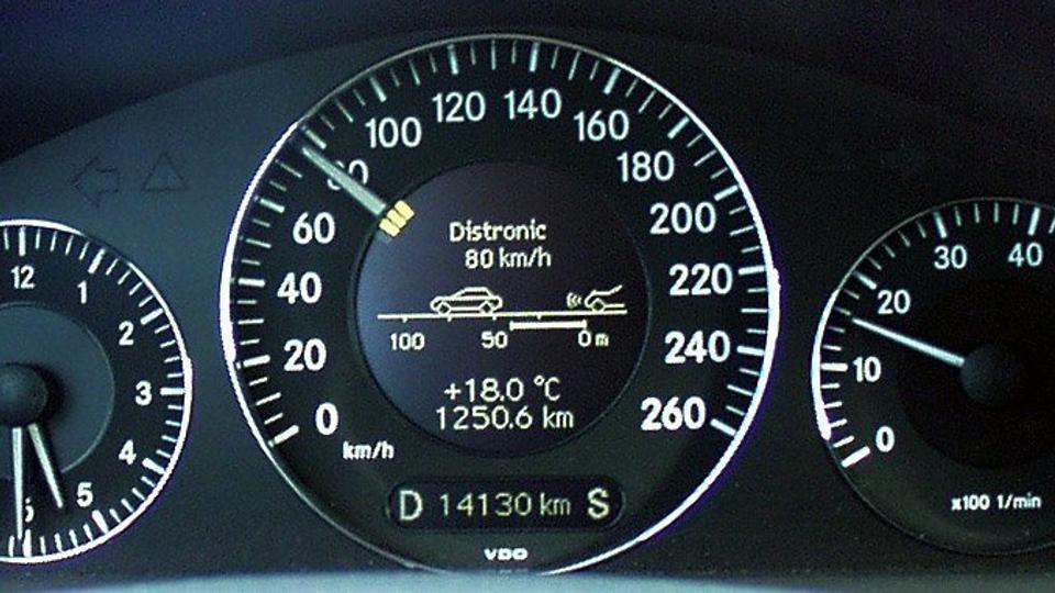 Tre gange så hurtigt kørte LA-politikeren Kent Hedemann Kristensen, mens han tog et billede af speedometeret. Arkivfoto