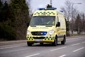 Bevidstløs mand flyttet mellem to ambulancer