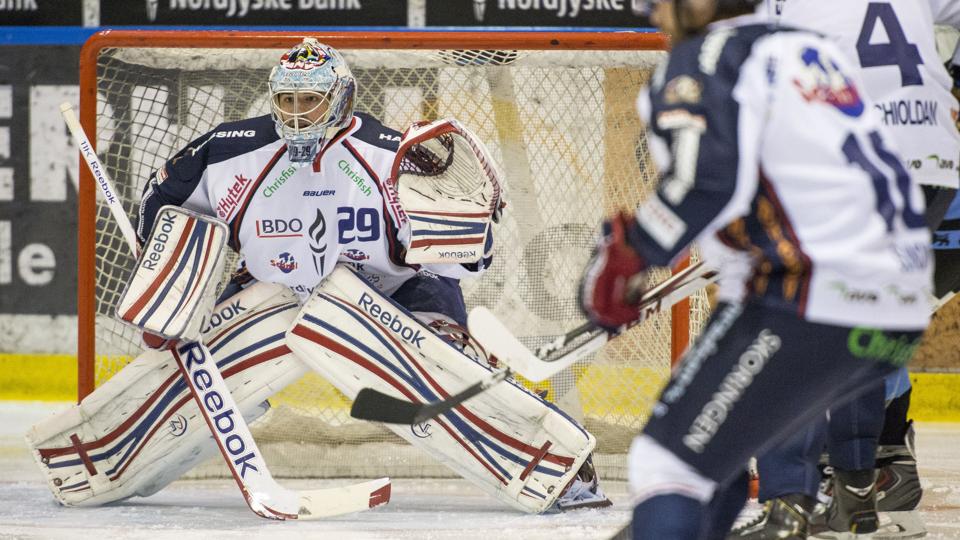 Nicola Riopel stod en flot kamp for Frederikshavn White Hawks, men holdkammeraterne kunne ikke score på straffeslag, og så endte det med det første nederlag i syv kampe. Foto: Kim Dahl Hansen