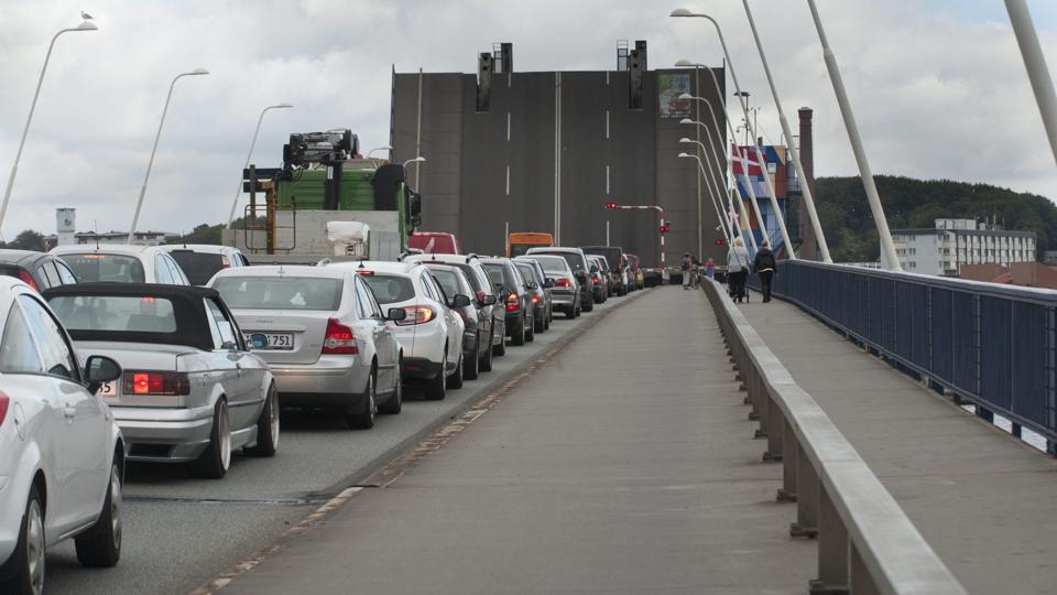 En hastereparation af asfaltbelægningen på Limfjordsbroen forventes at resultere i kødannelse i øjeblikket. <i>Grete Dahl</i>
