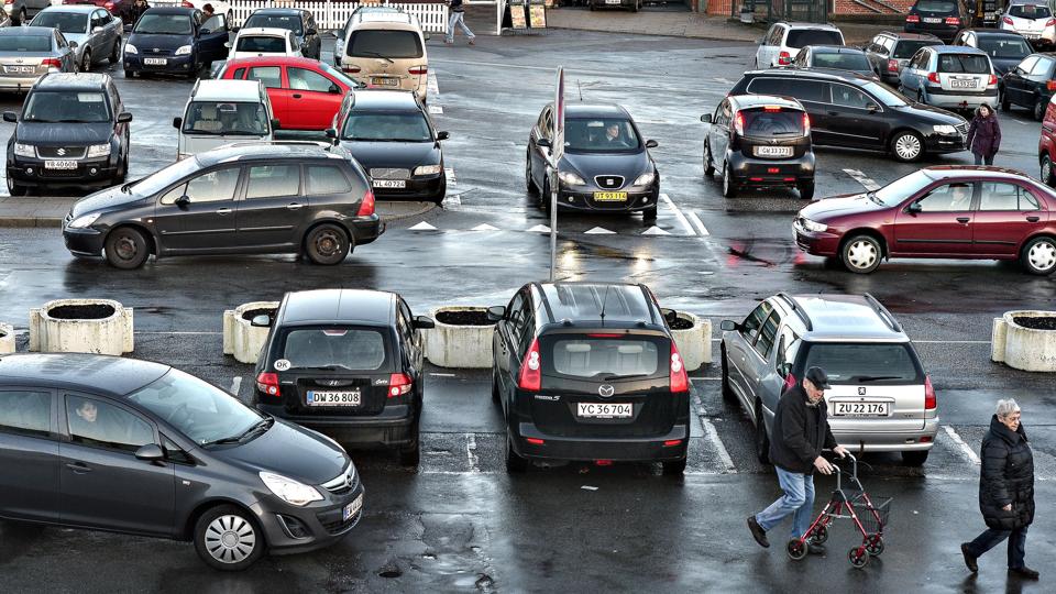 Udover flere p-vagter i byen skal alle parkeringspladser i Hjørring midtby være tidsbegrænsede, hvis det altså står til Hjørring Handel.Arkivfoto: Bent Bach <i>Bent Bach</i>