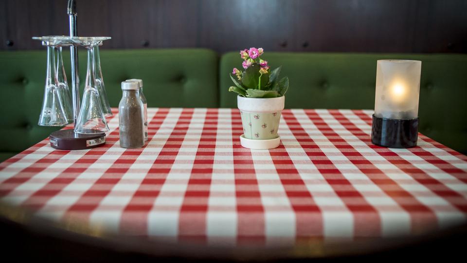 Der er tomt på eksempelvis mange nordjyske restauranter lige nu - men der er mulighed for at få økonomisk hjælp til omstilling. Arkivfoto