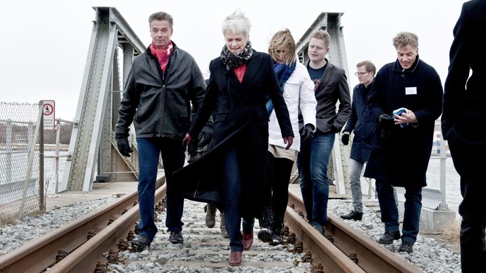 Erhvervs- og vækstminister Annette Vilhelmsen (SF) trodsede mandagens stærke blæst for at se Jernbanebroen helt tæt på. Foto: Martél Andersen <i>Pressefotograf Henrik Bo</i>