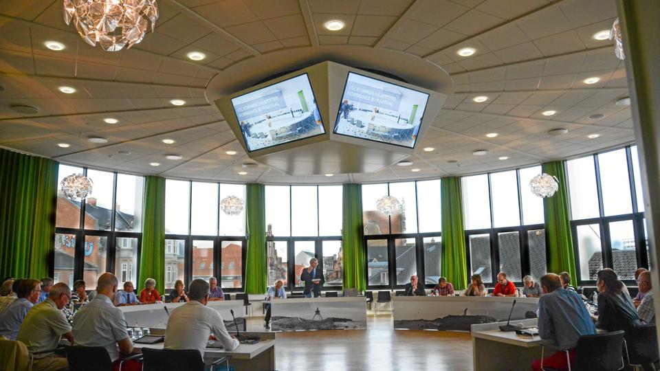 Første byrådsmøde i den nye byrådssal. Der har været knas med konfrenecesystemet siden starten for 18 måneder siden, siger Hjørring Kommune. Arkivfoto: Allan Vinding Sørensen