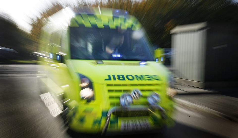 En ambulance skal på omkring ni minutter være fremme ved et ulykkessted. Her i vinter har det været svært at overholde det. Arkivfoto: Bent Bach