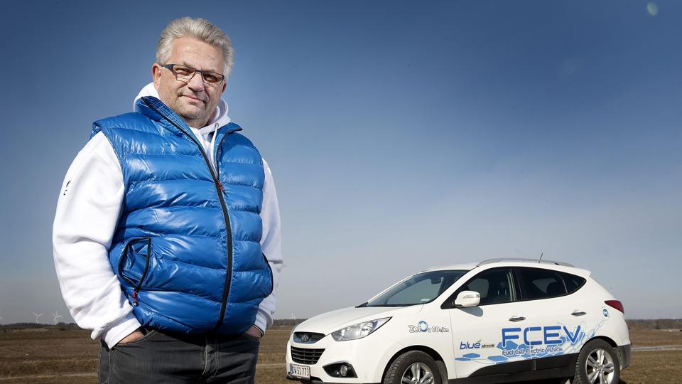 Brintbilen er forholdsvis dyr, men ifølge konsulent Mikael Kau fra Cemtec, er den en del af løsningen på fremtidens energiknaphed. Foto: Lars Pauli <i>Lars Pauli</i>