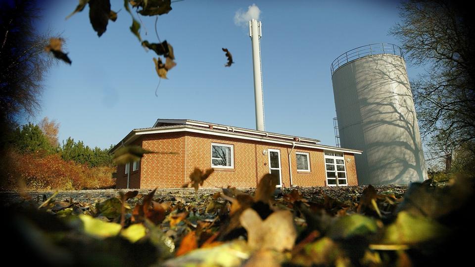 Astrup Kraftvarmeværk får snart tilføjet en silo på 70 kubikmeter til træpiller og en 20 meter høj, ny skorsten.

 Arkivfoto: Michael Koch