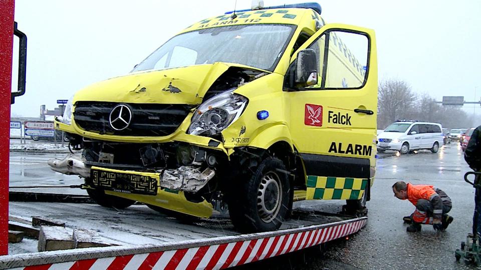En ambulance er kørt galt i et af Aalborgs store kryds. Foto: Jan Pedersen