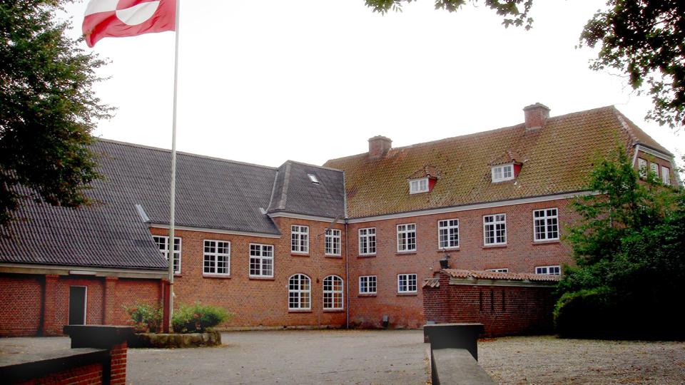 Grønlands flag vajede ved skolen, mens den stadig blev brugt som institution for grønlandske unge. Arkivfoto