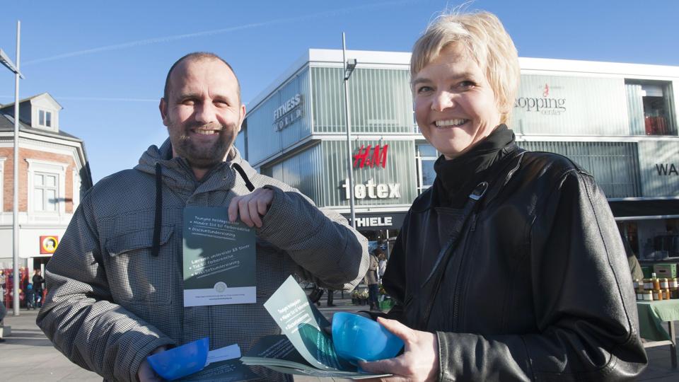 Lærerne Troels Hansen og Lone Morell fra Nors Skole delte flyers ud på Store Torv. Foto: Diana Holm <i>Foto: Diana Holm</i>