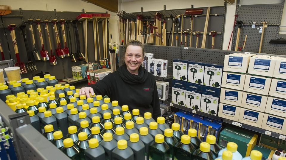 Anja Laustsen kan glæde sig over at være butikschef i en af landets største afdelinger af Land og Fritid. Foto: Peter Broen <i>Peter Broen</i>