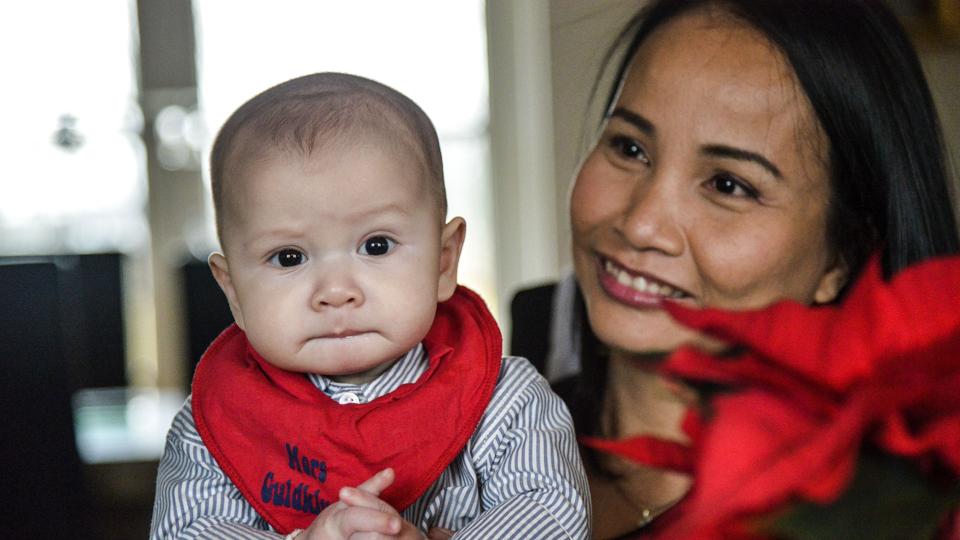 Fai skal ud af landet 16. december, og hun er som nybagt mor nødt til at tage tre måneder gamle Simon med sig. 

Foto: Michael Koch