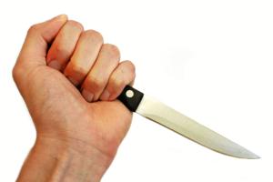 Tre på sygehuset efter slagsmål med kniv og køller