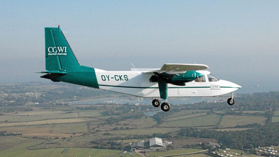 Sådan ser COWI´s propelflyet med et termografisk kamera monteret ud. Flyet er bemandet med en navigatør samt en pilot, og reelt er der tale om det samme varmesøgende udstyr som benyttes af militæret i krigssituationer. Foto: COWI