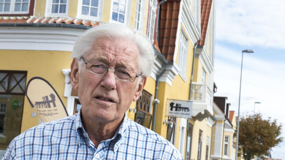 - Jeg skrev til Nykredit, at en rimelig bidragssats ville være 0,5 procent, siger Poul Erik Jensen, der her er fotograferet foran en af sine ejendomme, Ankerhus i Skagen.Foto: Kim Dahl Hansen