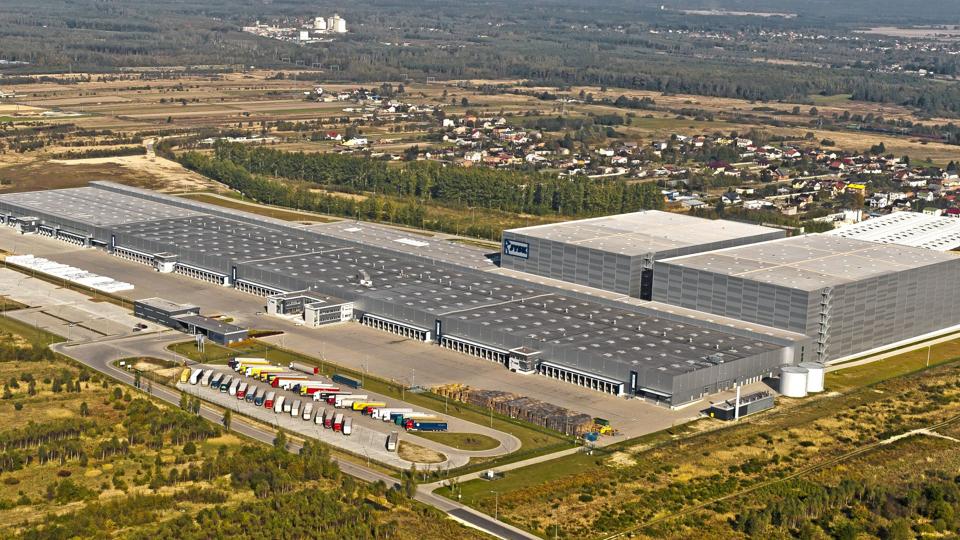 Jysk i Radomsko, Polen - sengetøjslager i fuld størrelse. Koncernens Centrallager for Østeuropa er på i alt 105.000 kvadratmeter, men AK83 har tilstræbt gode æstetiske løsninger i de store huse.