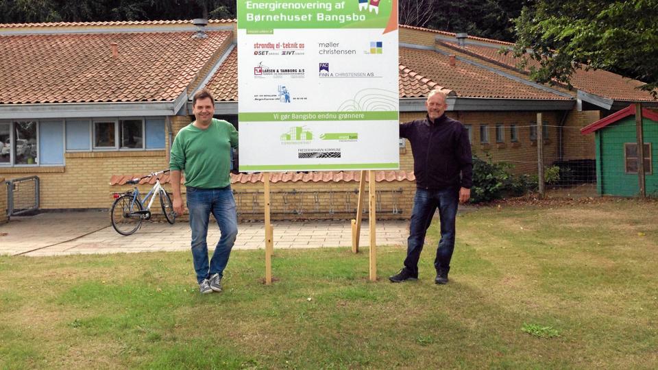 Det store skilt skal få naboerne til at gøre det samme - at overveje en energirenovering af boligen. Privatfoto