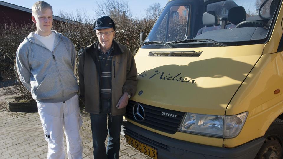 Benjamin Bislev (t.v.) har købt Carlo Nielsens murerforretning i Frøstrup. Benjamin er vel som snart 21-årig den yngste murermester i Frøstrup, mens Carlo med sine 68 år velsagtens var den ældste.Foto: Diana Holm <i>Foto: Diana Holm</i>