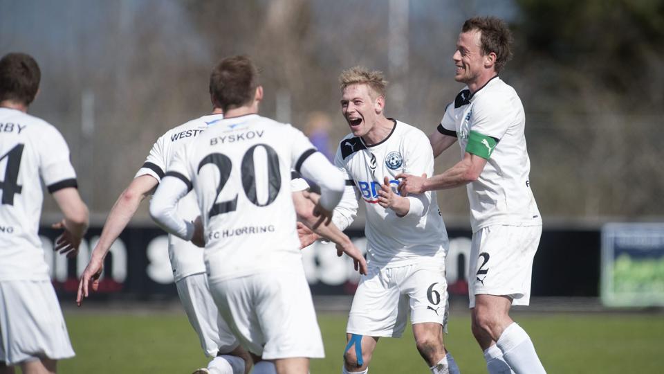 Så glade var FC Hjørring-spillerne, da HB Køge var udraderet med 4-0 i søndags. Nu er glæde vendt til vantro i klubben.Foto:Bente Poder