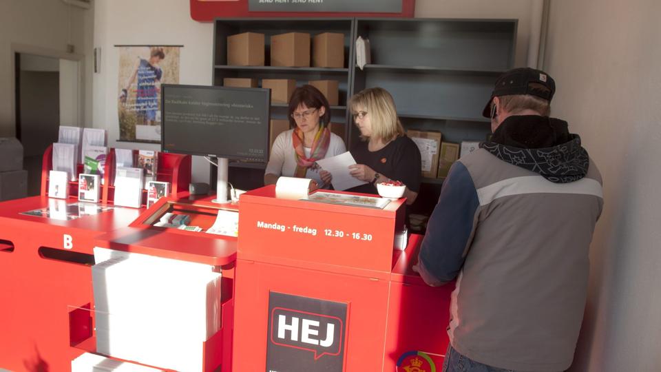 Carsten Nielsen med ryggen kom fra Snedsted Vandværk og var postbutikkens kunde nummer 2. Han skulle sende en olieanalyse til Schweiz. Bag skranken står Bente Nielsen (tv), og hun skal dagligt passe postbutikken sammen med sin mand Klaus Nielsen. Helle Jeppessen (th) fra Post Danmark skal lære Bente Nielsen, hvordan tingene fungerer i en postbutik, og den oplæring varer omkring 10 til 12 dage.Foto: Diana Holm