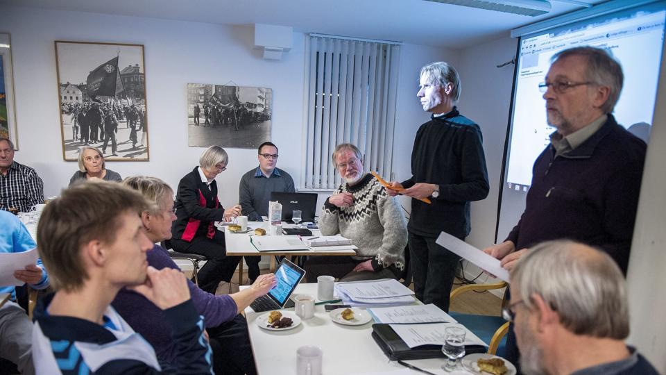 Formanden for SF i Nordjylland, Thorkil Olesen (stående i midten), sagde på partiets repræsentantskabsmøde, at at det ikke giver meget rum til at slå ud med armene, når man er mindretalsparti i en mindretalsregering. Foto: Henrik Bo. <i>Foto: Henrik Bo</i>