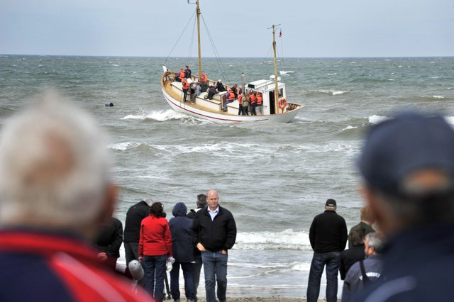 Fem havbåde og deres frivillige besætning deltager i øvelsen. Båden Skarreklit tager turen fra Lild Strand til Slettestrand for at være med. Arkivfoto: Michael Koch
