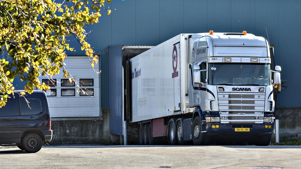 Det er især når lastbilerne læsses og holder parkeret med køleranlæg tændt, at naboerne er generet af larmen.Foto: Bent Bach <i>Bent Bach</i>
