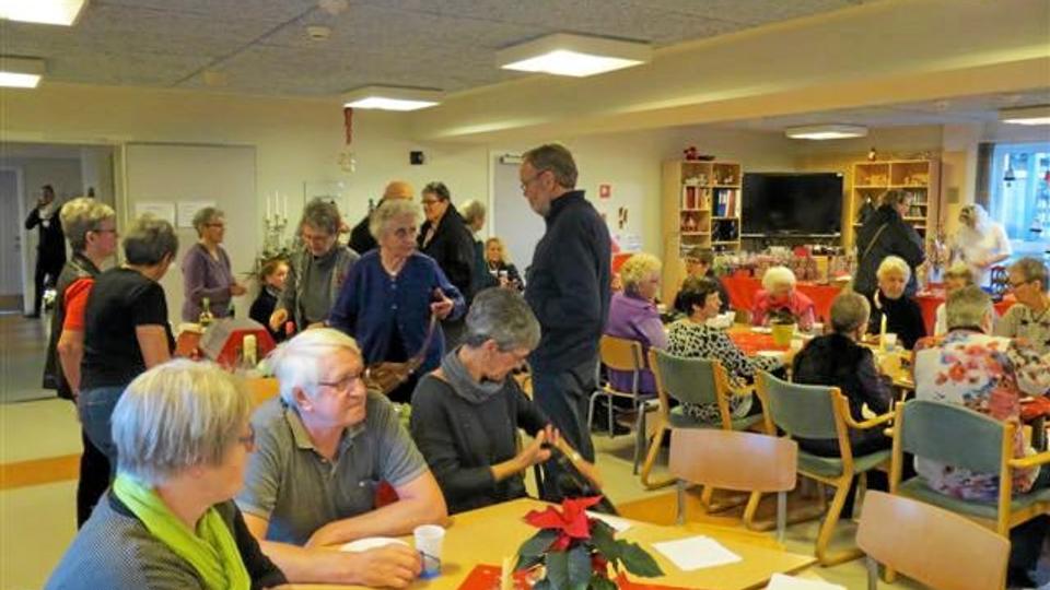 Rigtig mange gæster dukkede op til markedet. Udbyttet blev udover en hyggelig eftermiddag også et fint overskud, som vil blive brugt på tilværelsen for plejecentrets beboere. Privatfoto