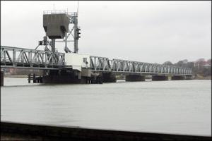 Jernbanebro påsejlet af sejlbåd