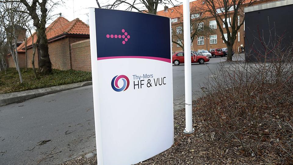 Et nyt skilt ved siden af det eksisterende bliver måske eneste synlige forskel, når den nye FGU-uddannelse fra næste år overtager en stor del af eleverne på Thy-Mors HF & VUC i Thisted (billedet) og Nykøbing. Arkivfoto <i>Diana Holm</i>