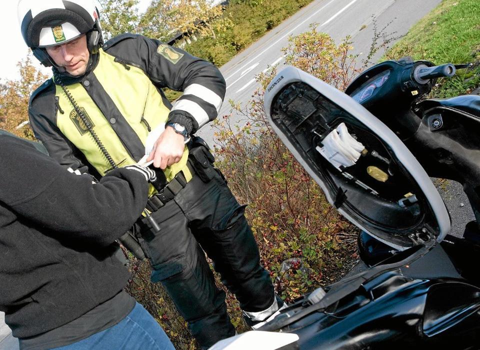 Politiet afslørede to ulovlige knallerter torsdag. Her er det dog et foto fra en tidligere knallertkontrol. <i>Arkivfoto: Grete Dahl</i>