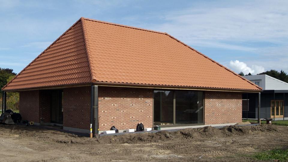 Realdania Byg eksperimenterer med to typer af vedligholdelsefrie huse. Det ene er dette, som er bygget i velkendte materialer, mens det andet bliver bygget af mindre kendte materialer, som skal testes. Foto: Realdania Byg