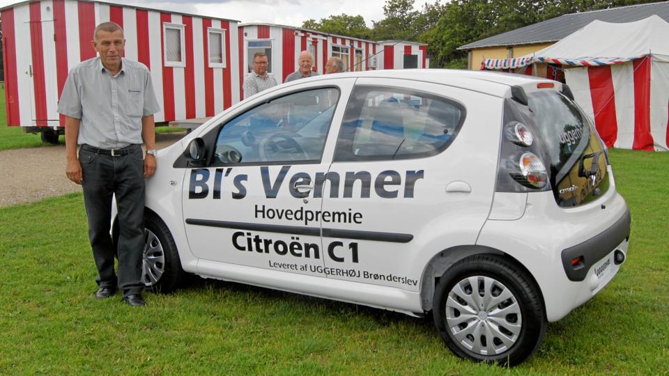 BIs Venner har i år en bil på spil i tombolaen - bilen er fra Uggerhøj Brønderslev. På billedet ses indehaver Troels Strøm ved den attraktive hovedgevinst. Privatfoto