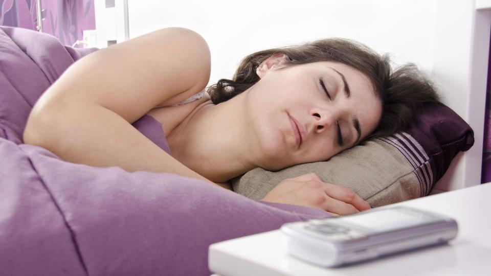 Mange bliver mere trætte af at sove videre, efter vækkeuret eller telefonens alarm har ringet. Foto: Iris/Scanpix
