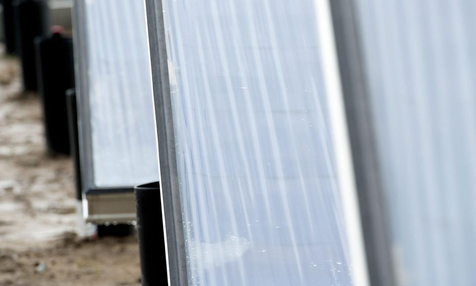 Økonomiudvalget mener, at et solfangeranlæg ved Jerslev bør placeres nær fjervarmeværket. Solgangerne på billedet her er fra Rebild. @Billedtekst:Arkivfoto <i>Foto: Henrik Bo</i>