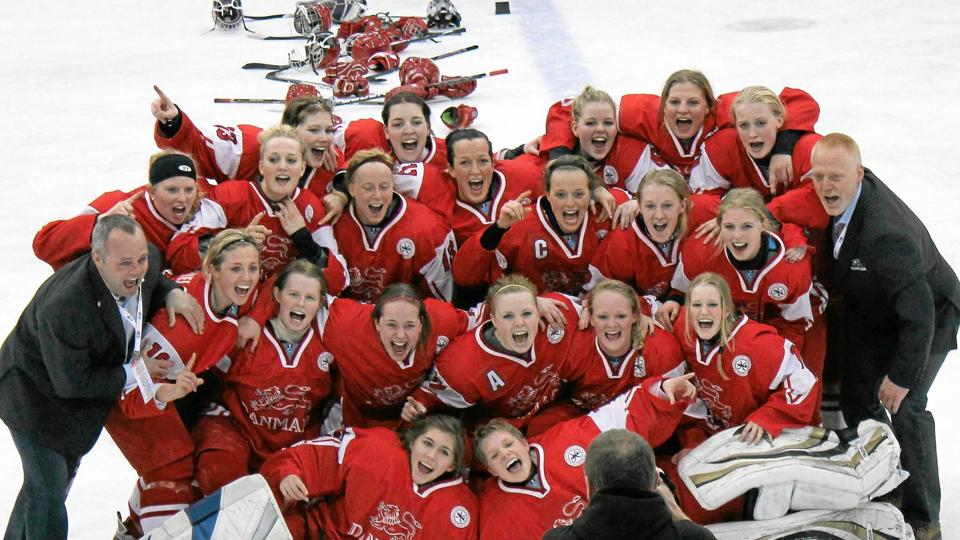 De succesrige danske ishockeykvinder med Simone Jacquet øverst til venstre er klar til VM på hjemmebane. <i>Privatfoto: Steen Melby</i>