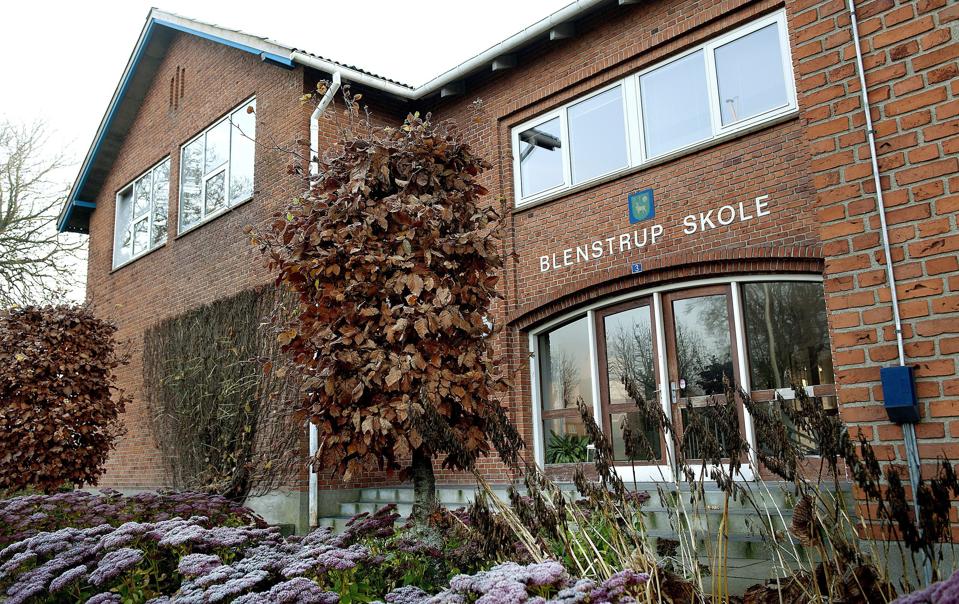 Blenstrup Skole blev i 2012 lagt sammen med skolen i Bælum, men politikerne krævede samtidig, at der skulle opretholdes undervisning på alle hidtidige klassetrin både i Blenstrup og Bælum. Det er dyrt, når klasserne er små og ikke må lægges sammen på tværs af byerne. Arkivfoto: Lars Pauli <i>Lars Pauli</i>