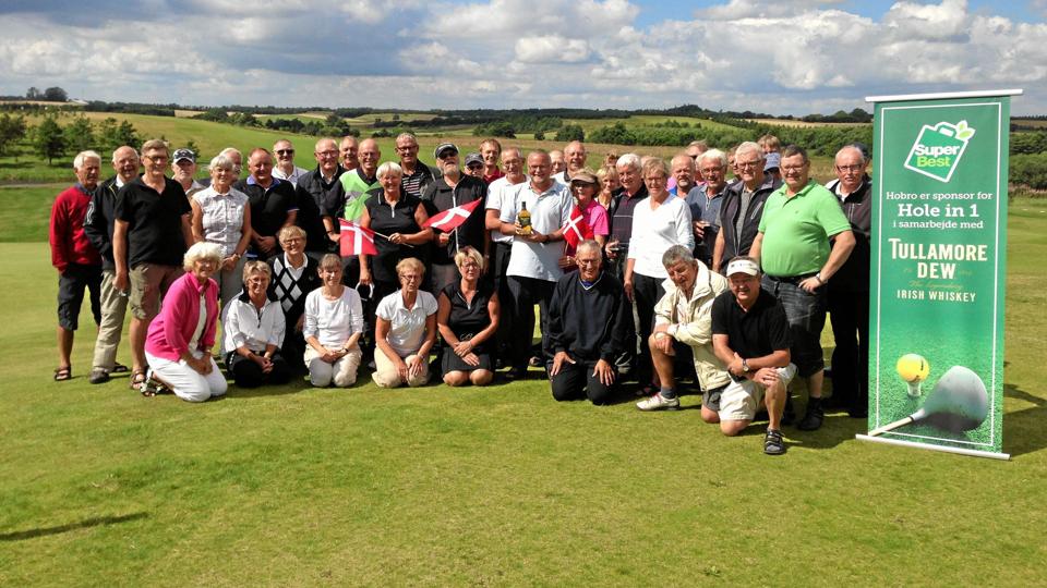 Der var stor jubel blandt seniorklubben ”De Voldsomme”, da Ole kamstrup serverede et glas af den whisky, han havde gjort sig fortjent til ved at lave hole in one. Privatfoto