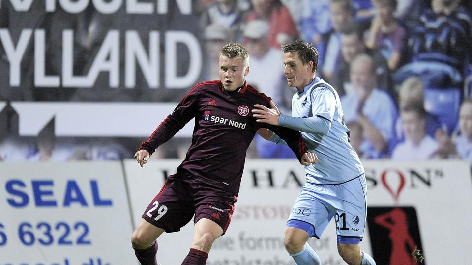 Rolf Toft i aktion for AaB i en kamp mod Randers FC. Foto: Lars Pauli