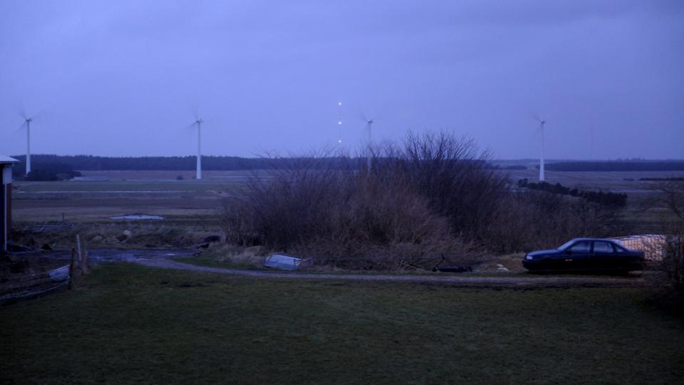 Onsdag eftermiddag havde landmand Kristian Thøgersen besøg af Thøgersen fik et meget kort besøg af Taksationsmyndighedens vurderingsfolk, der ved selvsyn kunne se glimtene fra lysmasterne. Foto: Peter Mørk <i>Foto: Peter Mørk</i>