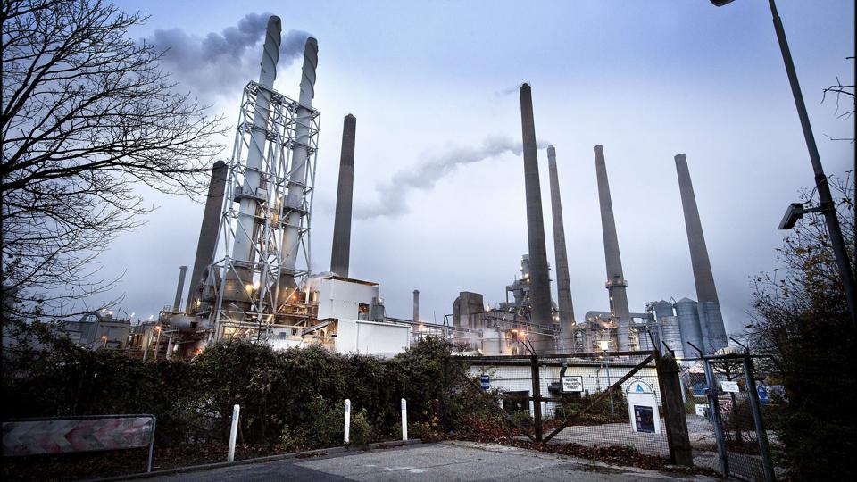 Også den billige fjernvarme i Aalborg, der produceres af overskudsvarme fra Portland, rammes af den nye afgift. Arkivfoto